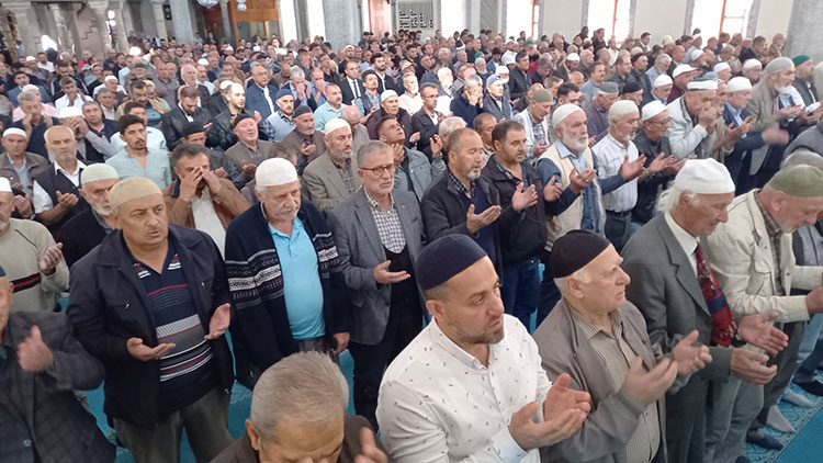 Filistin'de hayatını kaybedenler için gıyabi cenaze namazı kılındı